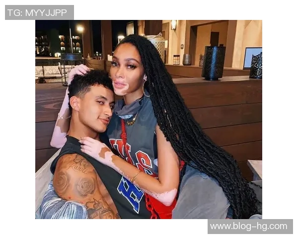 维尼修斯与模特女友甜蜜合影重修旧好感情升温引发热议